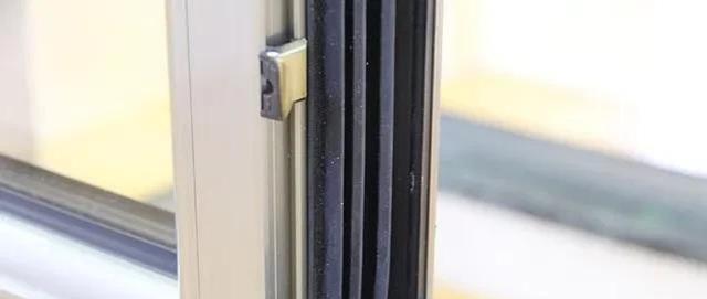 Hot mold for soft and hard plastic layer co-extrusion mould
