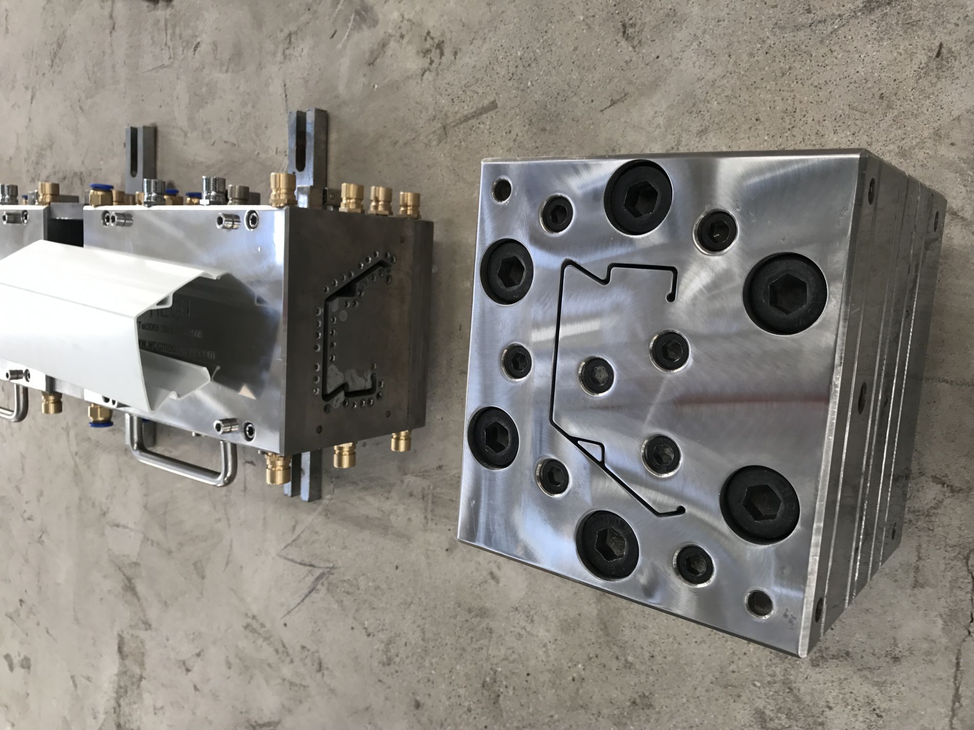 Hydroponic plastic extrusion mould